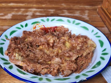 Bir tabak Telor dadar ya da yanında sambal ya da acı biber soslu Endonezya usulü kızarmış yumurta..