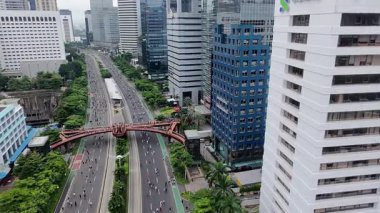 23 Şubat 2025. Jakarta, Endonezya. Jakarta Jenderal Sudirman Caddesi 'ndeki arabasız gün etkinliği sırasında insansız hava aracı kullanarak yapılan video, insanların koşu, bisiklet ve diğer spor dallarında meşgul olduklarını gösteriyor.