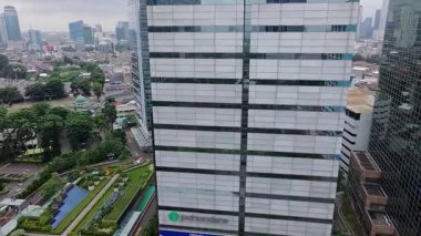 23 Şubat 2025. Jakarta, Endonezya. Jakarta Jenderal Sudirman Caddesi 'ndeki arabasız gün etkinliği sırasında insansız hava aracı kullanarak yapılan video, insanların koşu, bisiklet ve diğer spor dallarında meşgul olduklarını gösteriyor.