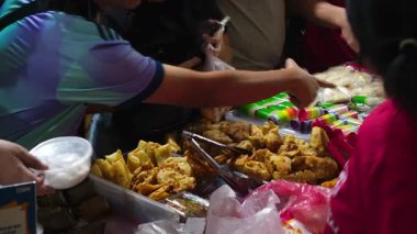 2 Mart 2025. Jakarta, Endonezya. Pazar atmosferi, Jakarta 'daki Benhil Market' te Ramazan ayı boyunca oruç veya iftarı kırmak için kek, yiyecek ve içecek satıyor..