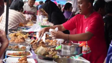 2 Mart 2025. Jakarta, Endonezya. Pazar atmosferi, Jakarta 'daki Benhil Market' te Ramazan ayı boyunca oruç veya iftarı kırmak için kek, yiyecek ve içecek satıyor..