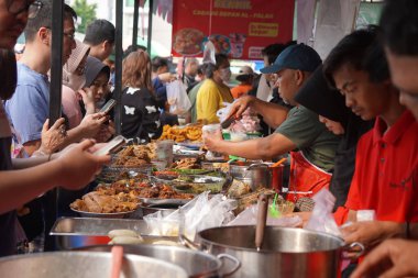 2 Mart 2025. Jakarta, Endonezya. Benhil, Jakarta 'daki pazar atmosferi, Ramazan ayı boyunca oruç tutmak için kek, yiyecek ve içecek satıyor.