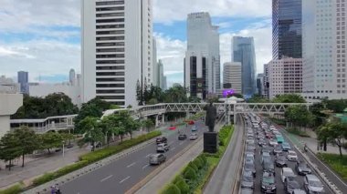 29 Mart 2025. Jakarta, Endonezya. Jalan Jenderal Sudirman 'ın hava manzarası, trafik yoğunluğu, modern gökdelenler ve yol boyunca yemyeşil alanlar. Bayramdan sadece iki gün önce..