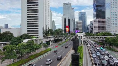 29 Mart 2025. Jakarta, Endonezya. Jalan Jenderal Sudirman 'ın hava manzarası, trafik yoğunluğu, modern gökdelenler ve yol boyunca yemyeşil alanlar. Bayramdan sadece iki gün önce..