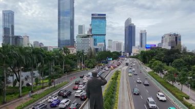 29 Mart 2025. Jakarta, Endonezya. Jalan Jenderal Sudirman 'ın hava manzarası, trafik yoğunluğu, modern gökdelenler ve yol boyunca yemyeşil alanlar. Bayramdan sadece iki gün önce..