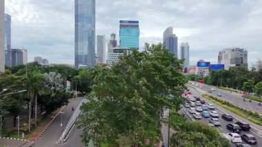 29 Mart 2025. Jakarta, Endonezya. Jalan Jenderal Sudirman 'ın hava manzarası, trafik yoğunluğu, modern gökdelenler ve yol boyunca yemyeşil alanlar. Bayramdan sadece iki gün önce..