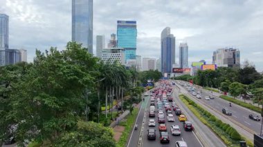 29 Mart 2025. Jakarta, Endonezya. Jalan Jenderal Sudirman 'ın hava manzarası, trafik yoğunluğu, modern gökdelenler ve yol boyunca yemyeşil alanlar. Bayramdan sadece iki gün önce..
