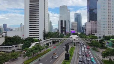 29 Mart 2025. Jakarta, Endonezya. Jalan Jenderal Sudirman 'ın hava manzarası, trafik yoğunluğu, modern gökdelenler ve yol boyunca yemyeşil alanlar. Bayramdan sadece iki gün önce..