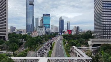 29 Mart 2025. Jakarta, Endonezya. Jalan Jenderal Sudirman 'ın hava manzarası, trafik yoğunluğu, modern gökdelenler ve yol boyunca yemyeşil alanlar. Bayramdan sadece iki gün önce..