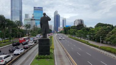 29 Mart 2025. Jakarta, Endonezya. Jalan Jenderal Sudirman 'ın hava manzarası, trafik yoğunluğu, modern gökdelenler ve yol boyunca yemyeşil alanlar. Bayramdan sadece iki gün önce..