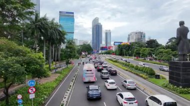 29 Mart 2025. Jakarta, Endonezya. Jalan Jenderal Sudirman 'ın hava manzarası, trafik yoğunluğu, modern gökdelenler ve yol boyunca yemyeşil alanlar. Bayramdan sadece iki gün önce..
