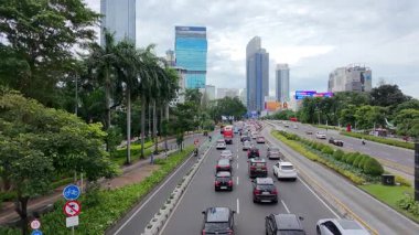 29 Mart 2025. Jakarta, Endonezya. Jalan Jenderal Sudirman 'ın hava manzarası, trafik yoğunluğu, modern gökdelenler ve yol boyunca yemyeşil alanlar. Bayramdan sadece iki gün önce..