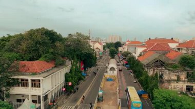 29 Mart 2025. Jakarta, Endonezya. Jalan Kalibesar yakınlarındaki eski şehrin havadan görünüşü, tarihi mimari, canlı çatılar ve sakin su yolları sergileniyor..