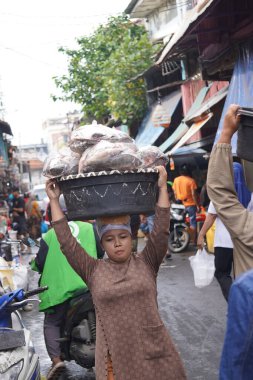 3 Mayıs 2025. Surabaya, Endonezya. Satıcılar ve alıcılarla birlikte Pabean balık pazarındaki atmosfer aktif olarak alım ve satım işlemlerini yürütüyor..