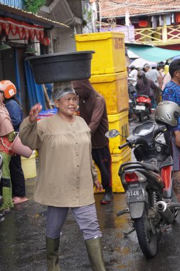 3 Mayıs 2025. Surabaya, Endonezya. Satıcılar ve alıcılarla birlikte Pabean balık pazarındaki atmosfer aktif olarak alım ve satım işlemlerini yürütüyor..