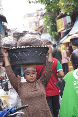 3 Mayıs 2025. Surabaya, Endonezya. Satıcılar ve alıcılarla birlikte Pabean balık pazarındaki atmosfer aktif olarak alım ve satım işlemlerini yürütüyor..