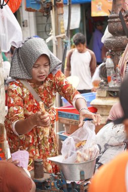 3 Mayıs 2025. Surabaya, Endonezya. Satıcılar ve alıcılarla birlikte Pabean balık pazarındaki atmosfer aktif olarak alım ve satım işlemlerini yürütüyor..