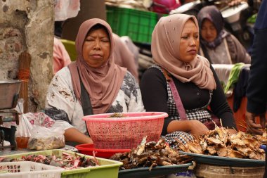 3 Mayıs 2025. Surabaya, Endonezya. Satıcılar ve alıcılarla birlikte Pabean balık pazarındaki atmosfer aktif olarak alım ve satım işlemlerini yürütüyor..