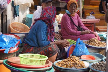 3 Mayıs 2025. Surabaya, Endonezya. Satıcılar ve alıcılarla birlikte Pabean balık pazarındaki atmosfer aktif olarak alım ve satım işlemlerini yürütüyor..