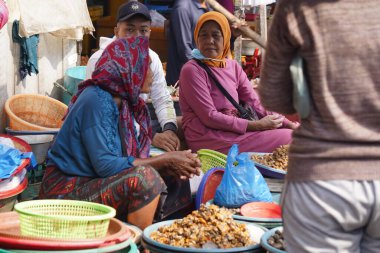 3 Mayıs 2025. Surabaya, Endonezya. Satıcılar ve alıcılarla birlikte Pabean balık pazarındaki atmosfer aktif olarak alım ve satım işlemlerini yürütüyor..