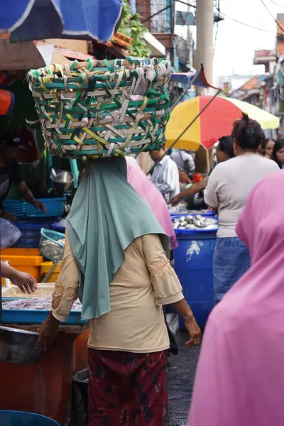 3 Mayıs 2025. Surabaya, Endonezya. Satıcılar ve alıcılarla birlikte Pabean balık pazarındaki atmosfer aktif olarak alım ve satım işlemlerini yürütüyor..