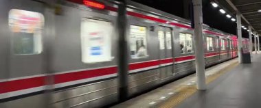 Hareket edemeyen bir KRL banliyö treni, geceleyin istasyona varır..