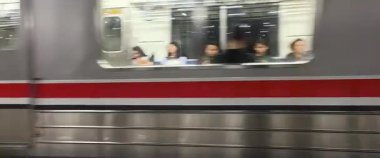 Hareket edemeyen bir KRL banliyö treni, geceleyin istasyona varır..