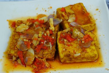 Pecak Tahu Tempe ya da baharatlı kızarmış tofu ve soğanlı tempeh, popüler bir Endonezya yemeği..