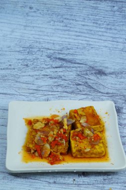 Pecak Tahu Tempe ya da baharatlı kızarmış tofu ve soğanlı tempeh, popüler bir Endonezya yemeği..