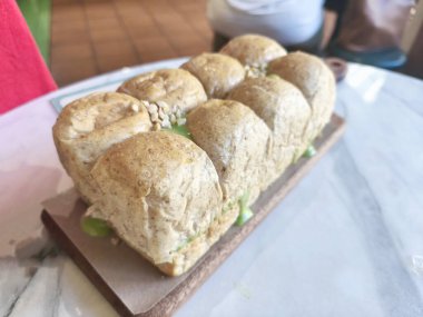 Roti Sarikaya ya da Endonezya ekmeklerini canlı yeşil kaya ya da Hindistan cevizi reçeli ile ayırıyor, Güneydoğu Asya 'da popüler..