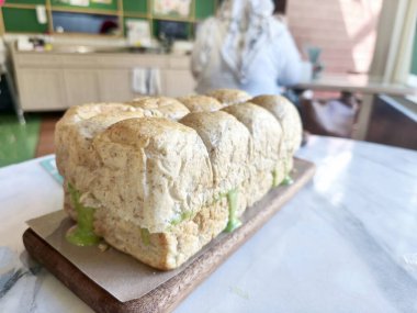 Roti Sarikaya ya da Endonezya ekmeklerini canlı yeşil kaya ya da Hindistan cevizi reçeli ile ayırıyor, Güneydoğu Asya 'da popüler..