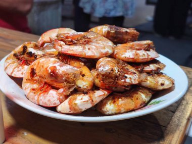 Lezzetli ızgara karideslerle dolu bir tabak, tadını çıkarmaya hazır..