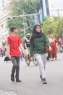 6 Temmuz 2025. Surabaya, Endonezya. Otomobilsiz Gündeki İnsanlar.