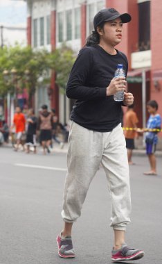 6 Temmuz 2025. Surabaya, Endonezya. Otomobilsiz Gündeki İnsanlar.