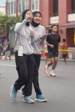 6 Temmuz 2025. Surabaya, Endonezya. Otomobilsiz Gündeki İnsanlar.