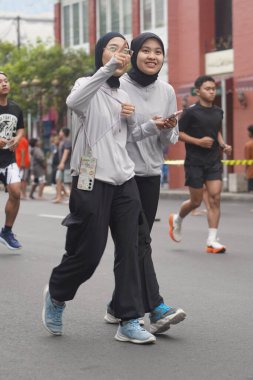 6 Temmuz 2025. Surabaya, Endonezya. Otomobilsiz Gündeki İnsanlar.