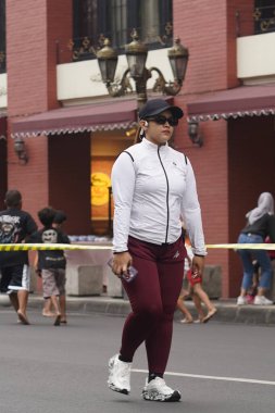 6 Temmuz 2025. Surabaya, Endonezya. Otomobilsiz Gündeki İnsanlar.