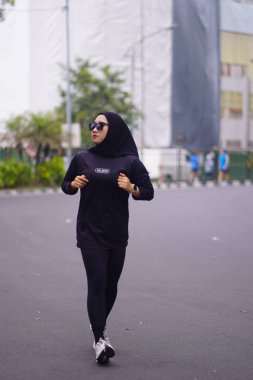 6 Temmuz 2025. Surabaya, Endonezya. Otomobilsiz Gündeki İnsanlar.