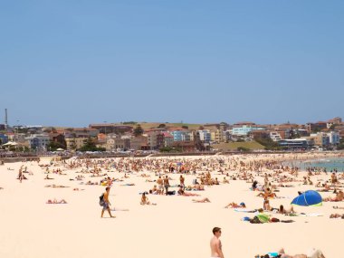 16 Aralık 2009. Sydney, Avustralya. Güneşli bir günde, Bondi Sahili, güneşlenenlerle ve yüzücülerle dolu ikonik kumlu sahillerin ve berrak mavi suların tadını çıkarıyor..