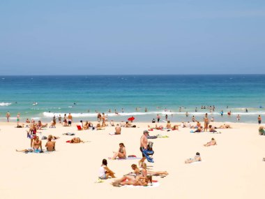 16 Aralık 2009. Sydney, Avustralya. Güneşli bir günde, Bondi Sahili, güneşlenenlerle ve yüzücülerle dolu ikonik kumlu sahillerin ve berrak mavi suların tadını çıkarıyor..