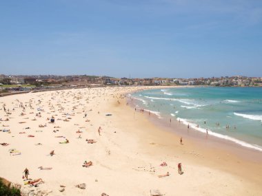 16 Aralık 2009. Sydney, Avustralya. Güneşli bir günde, Bondi Sahili, güneşlenenlerle ve yüzücülerle dolu ikonik kumlu sahillerin ve berrak mavi suların tadını çıkarıyor..