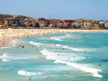 16 Aralık 2009. Sydney, Avustralya. Güneşli bir günde, Bondi Sahili, güneşlenenlerle ve yüzücülerle dolu ikonik kumlu sahillerin ve berrak mavi suların tadını çıkarıyor..