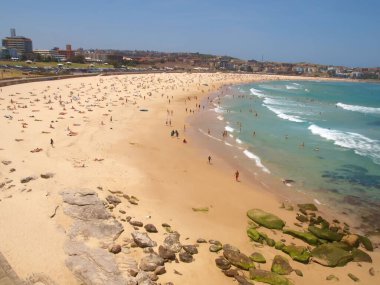 16 Aralık 2009. Sydney, Avustralya. Güneşli bir günde, Bondi Sahili, güneşlenenlerle ve yüzücülerle dolu ikonik kumlu sahillerin ve berrak mavi suların tadını çıkarıyor..