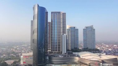 15 Ağustos 2025. Surabaya, Endonezya. Ciputra Dünyası 'nın hava görüntüsü, şehirdeki bir alışveriş merkezi ve apartman kompleksi. Binaların cam ve beton cepheli modern mimarisi var..
