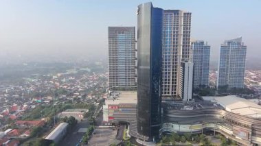 15 Ağustos 2025. Surabaya, Endonezya. Ciputra Dünyası 'nın hava görüntüsü, şehirdeki bir alışveriş merkezi ve apartman kompleksi. Binaların cam ve beton cepheli modern mimarisi var..