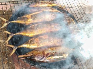 Barbeküde taze füme balık, yaz barbeküsü ya da geleneksel mutfak için mükemmel..