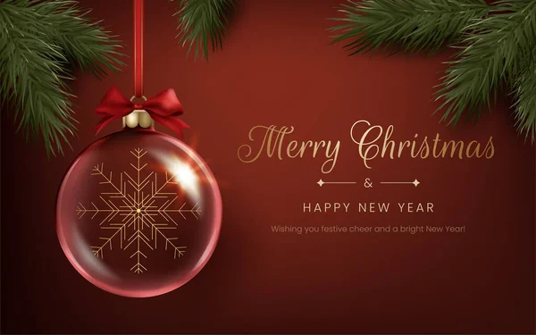 İçinde kar taneleri olan şeffaf bir Noel balosu, lüks altın resimli. Mutlu Noeller ve çam yeşili dallı kırmızı bayrak. Yapay zeka oluşturulmadı.