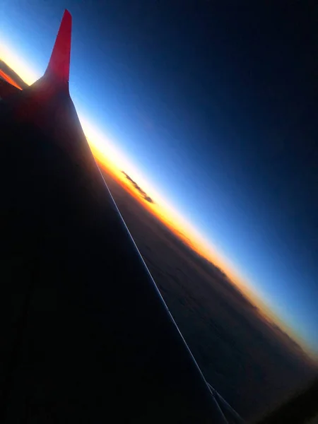 Самолет Пролетающий Над Небом Восход Солнца — стоковое фото