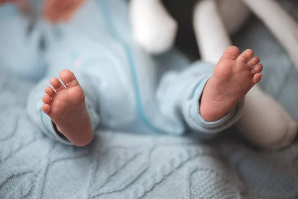 Κοντινό Πλάνο Νεογέννητων Ποδιών Μωρού Μαλακό Μπλε Φόντο Κοντινό Πλάνο — Φωτογραφία Αρχείου