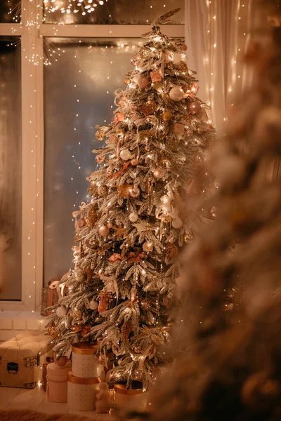 Beautiful Xmas Tree Garland Gifts Room Background Window — Stock Photo, Image